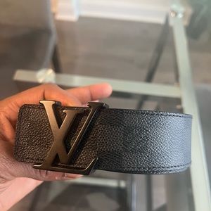 100% Authentic Louis Vuitton Men’s belt in good condition! Waist size 29-32